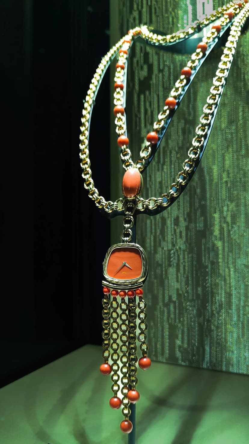 Pendant watch in gold and coral