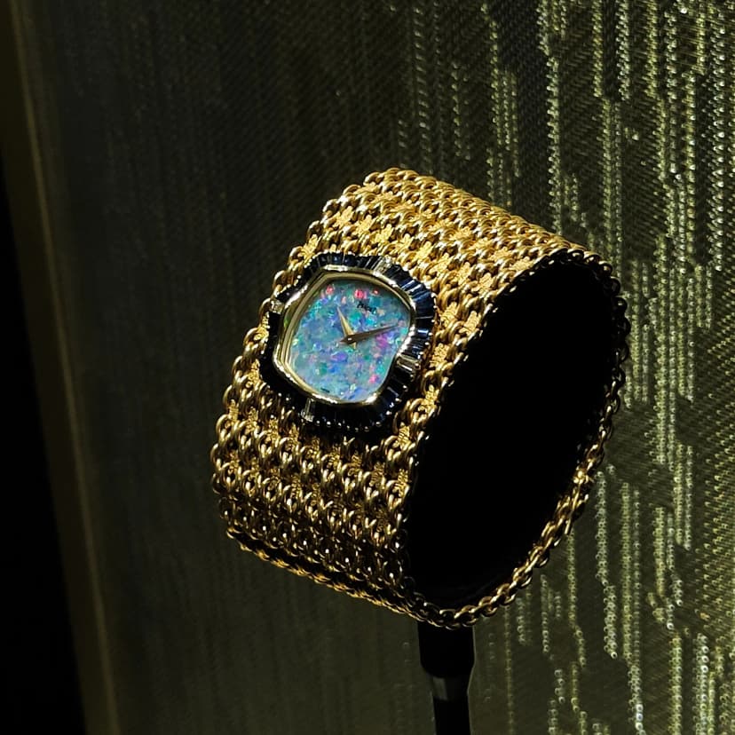 montre manchette, or jaune, opale et saphirs - 70's