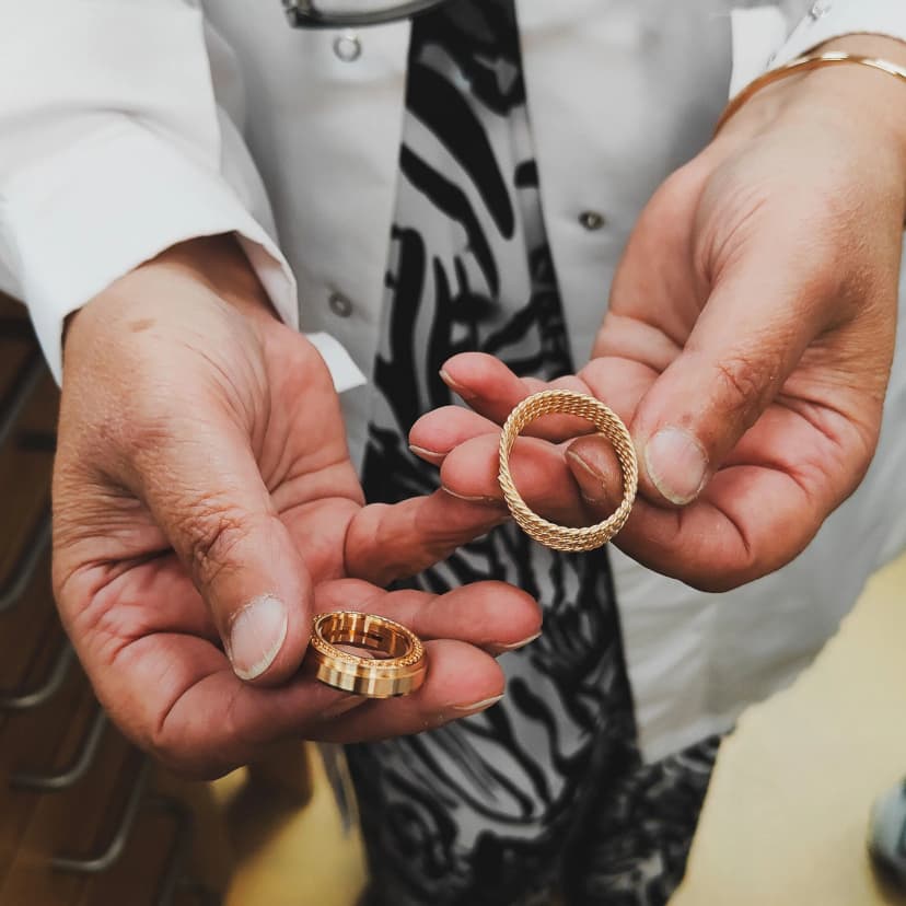 focus on gold chain links